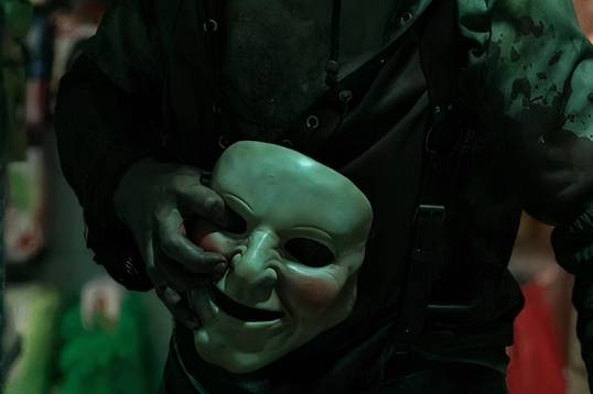 Жуткий Питер Пэн на первом кадре нового хоррора киновселенной «Винни-Пуха»